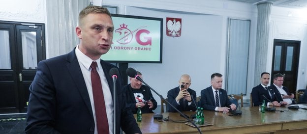 Robert Bąkiewicz przemawia na posiedzeniu Parlamentarnego Zespołu Ruch Obrony Granic w Sejmie