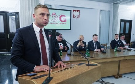 Robert Bąkiewicz przemawia na posiedzeniu Parlamentarnego Zespołu Ruch Obrony Granic w Sejmie