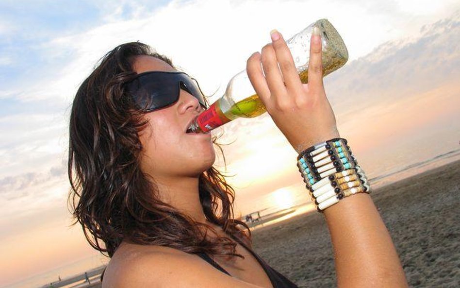 W Hiszpanii można opalać się topless ale za picie alkoholu na plaży można zapłacić wysoki mandat.