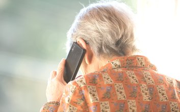 88-letnia kobieta z Warszawy straciła 15 tys. zł przez oszustwo na fałszywego bratanka