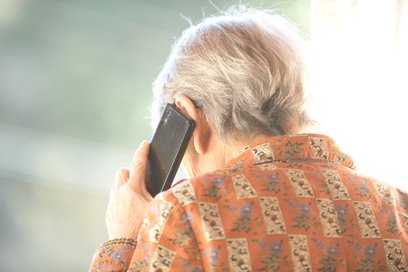 88-letnia kobieta z Warszawy straciła 15 tys. zł przez oszustwo na fałszywego bratanka