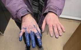 Dłonie mężczyzny były zabrudzone farbą w kolorze odpowiadającym nowym napisom na elewacji.