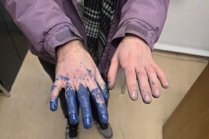 Dłonie mężczyzny były zabrudzone farbą w kolorze odpowiadającym nowym napisom na elewacji.