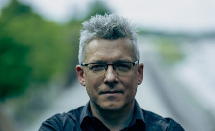 Rafał Kosik nie pierwszy raz sięga po konwencję dystopijnego science fiction. Ma na koncie już czter