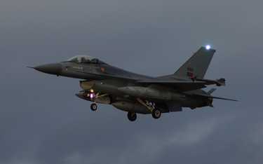 Portugalski F-16 AM podchodzi do lądowania na lotnisku w Malborku. Fot./ Łukasz Pacholski.