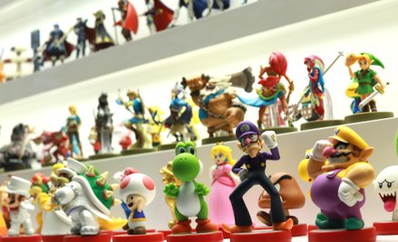 Figurki bohaterów gier Nintendo na lotnisku Kansai pod Osaką.