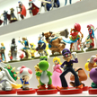 Figurki bohaterów gier Nintendo na lotnisku Kansai pod Osaką.