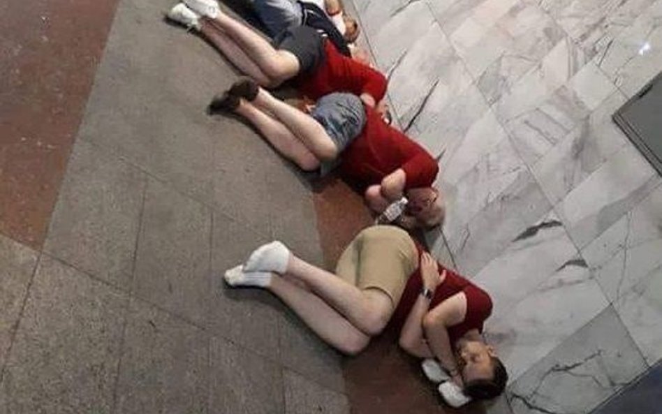 W Kijowie podniesione ceny, kibice spali na dworcu
