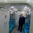 W leczeniu poprzeń pomaga komora hiperbaryczna. Na zdjęciu dyrektor Mariusz Nowak