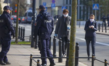 „Nie pomogą wyższe kary, jeśli najważniejsi politycy wciąż będą się pokazywać bez maseczek”.