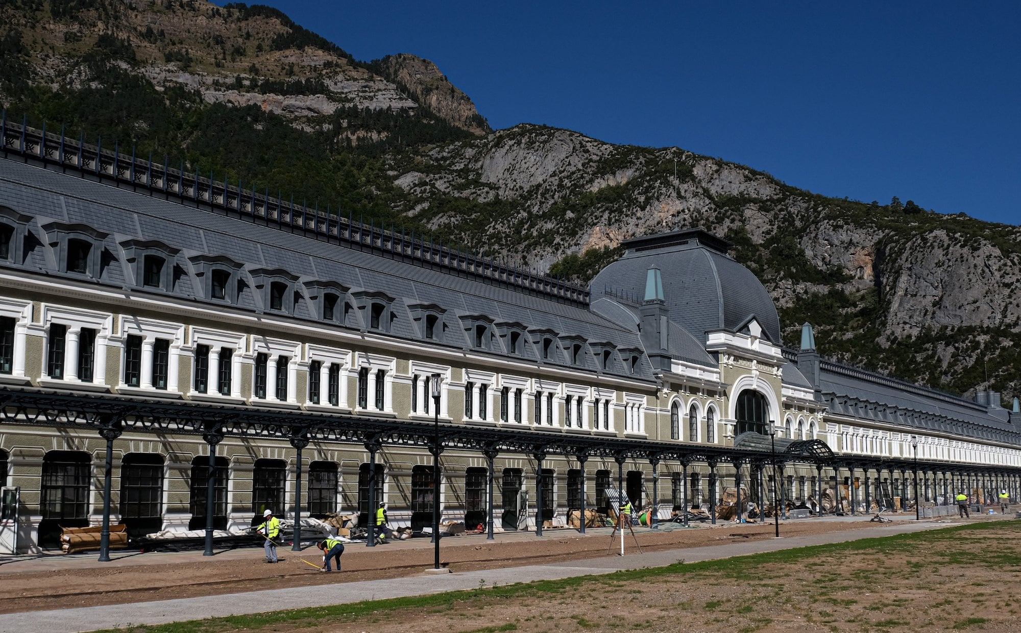 Najsłynniejszy opuszczony dworzec Europy. „Kolos w Pirejenach” stał się hotelem