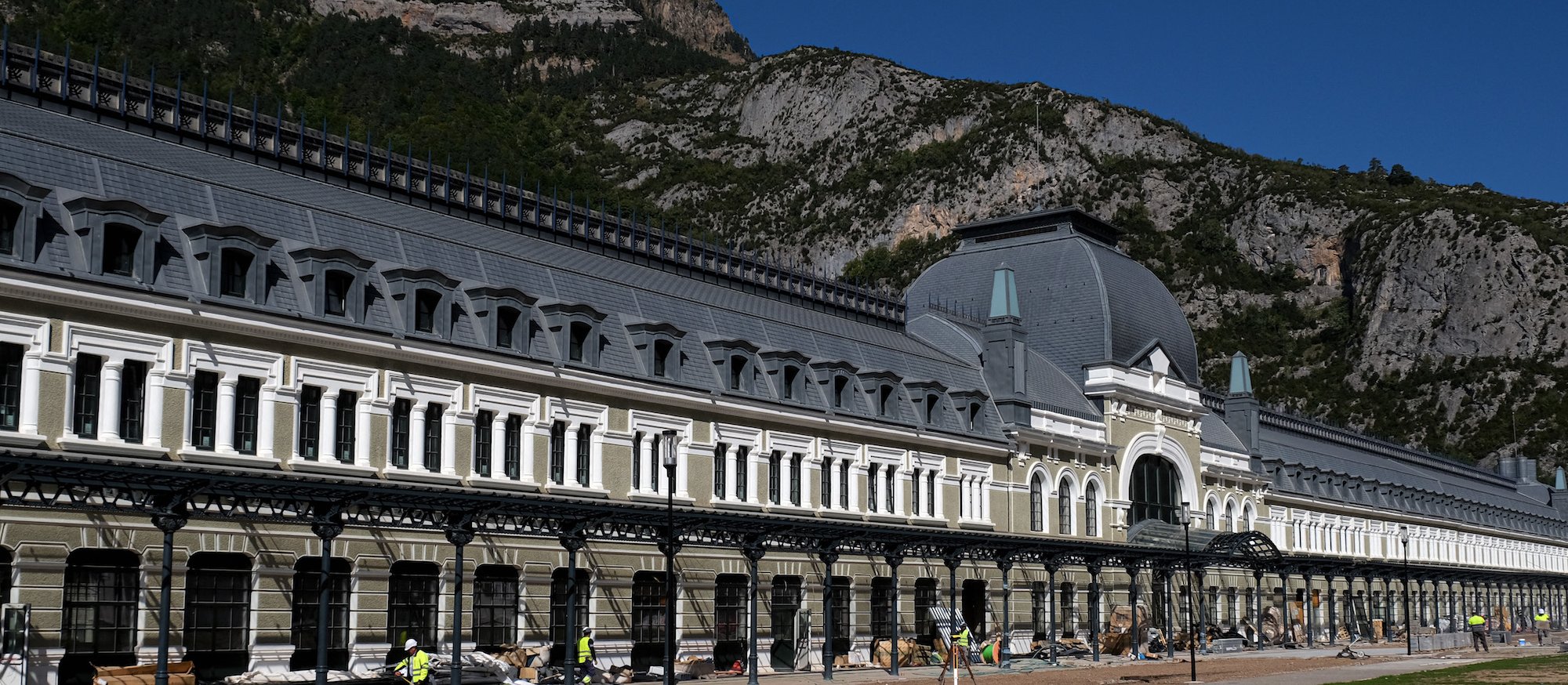 Najsłynniejszy opuszczony dworzec Europy. „Kolos w Pirejenach” stał się hotelem