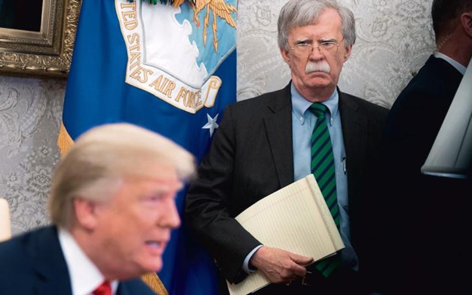 John Bolton w maju 2018, miesiąc po rozpoczęciu pracy u Trumpa (zakończonej we wrześniu 2019)