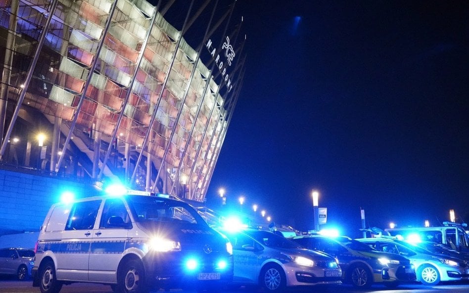 Policyjne radiowozy przed Stadionem Narodowym w Warszawie