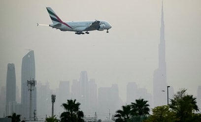 Samolot pasażerski Airbus A380 linii Emirates przygotowuje się do lądowania na międzynarodowym lotni