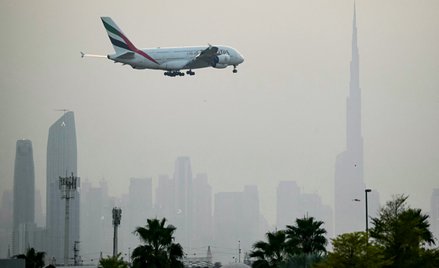 Samolot pasażerski Airbus A380 linii Emirates przygotowuje się do lądowania na międzynarodowym lotni