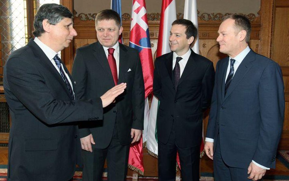 Premier Donald Tusk w otoczeniu innych szefów rządów państw Grupy Wyszehradzkiej (od lwewej: Jan Fis