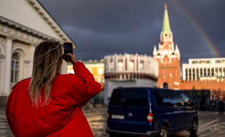 Kobieta fotografuje budynek Kremla