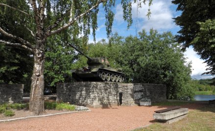 Pomnik "wyzwolicieli" - rosyjski T-34 w Narwi