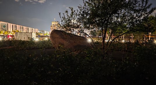 "Kamień pamięci dla Polski", w tle Bundestag, Berlin 20 maja 2025 r.