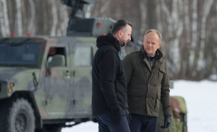 Wicepremier, minister obrony narodowej Władysław Kosiniak-Kamysz (L) i premier Donald Tusk (P) na te