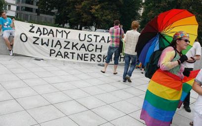 Organizacje LGBT od lat zabiegają o ustawę o związkach partnerskich. Na zdjęciu manifestacja przed S