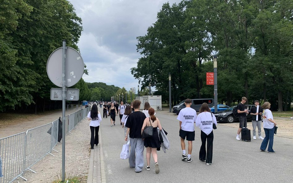 rupa fanów Quebonafide gromadząca się w pobliżu stadionu