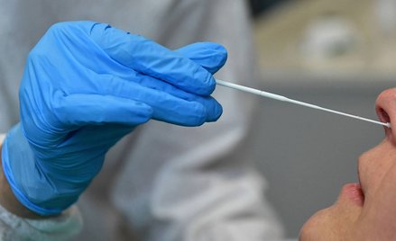 Koronawirus w Polsce. Nowych przypadków o 55 proc. więcej niż tydzień temu