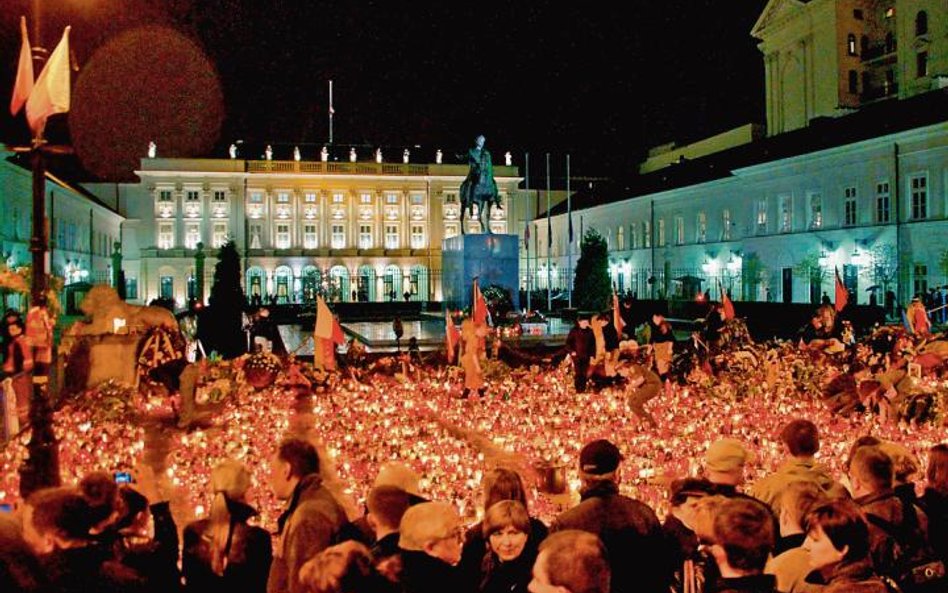 Warszawa, 14 kwietnia 2010. Żałoba przed Pałacem Prezydenckim w piąty dzień po katastrofie lotniczej