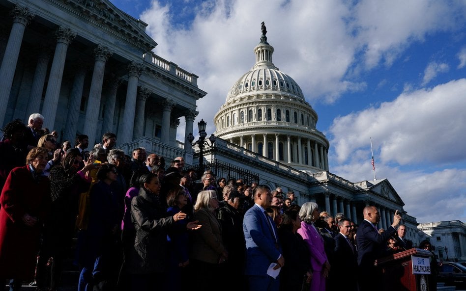 Członkowie Izby Reprezentantów USA wracają do Waszyngtonu, aby głosować w sprawie zakończenia lockdo