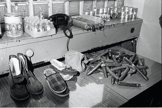 Skonfiskowane przez funkcjonariuszy MO przemycane towary, m.in. alkohol, kiełbasa, konserwy, kapcie.