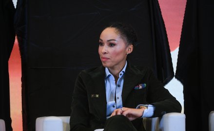 Omenaa Mensah kontra autor "Dziewczyn z Dubaju". Sąd karny zdjął knebel