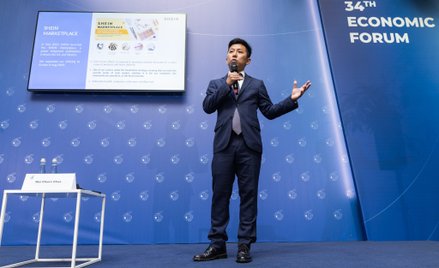 Wei Chuen Chua, starszy dyrektor ds. public affairs, Shein Group, w trakcie prezentacji w Karpaczu d