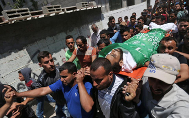Pogrzeb Mohammeda Dwedara, 27-letniego Palestyńczyka z Gazy – jednej z 60 ofiar poniedziałkowej masa