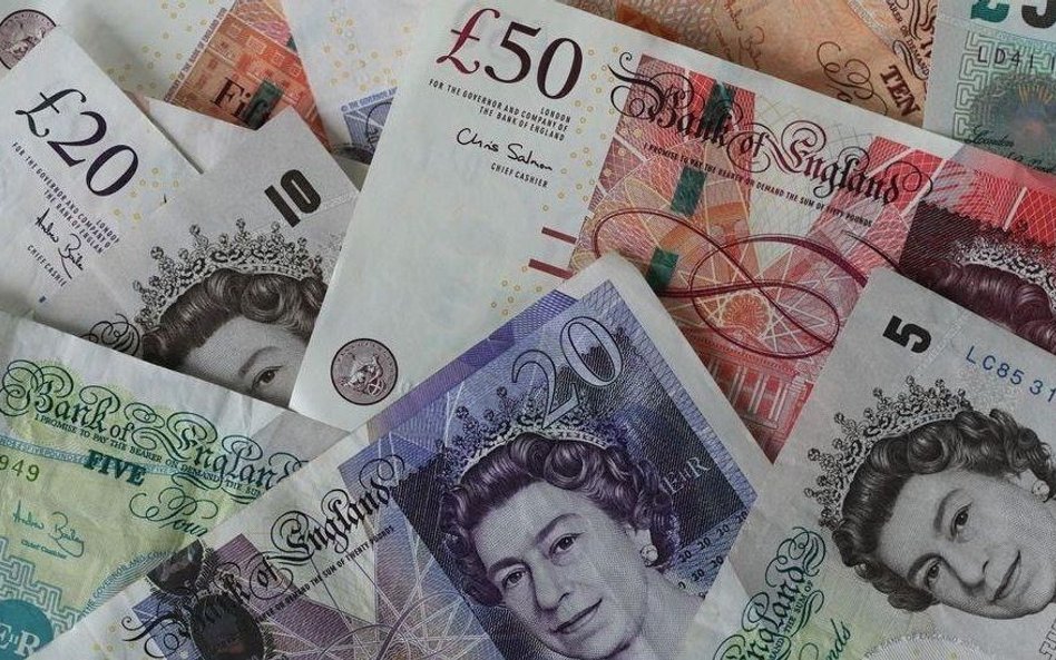 Obawy przed twardym brexitem biją w funta
