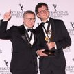 Producent Maciej Kubicki i reżyser Jakub Piątek z nagrodą Emmy dla filmu "Pianoforte"