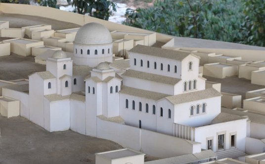 Wizualizacja bazyliki z okresu bizantyńskiego na współczesnej makiecie przy kościele św. Piotra in G