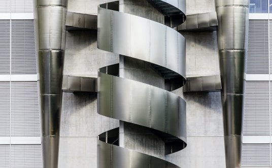 Zewnętrzna klatka schodowa i system wymuszający obieg powietrza w nowym budynku Omegi.