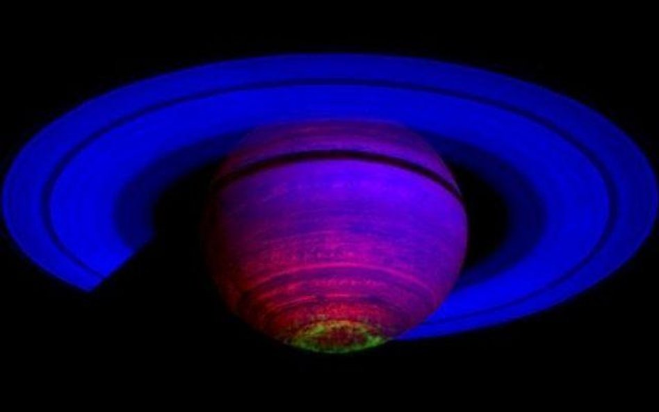 Saturn i jego pierścienie widziane z pokładu sondy Cassini