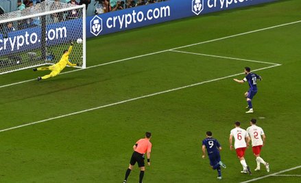 Szczęsny broni rzut karny wykonywany przez Lionela Messiego