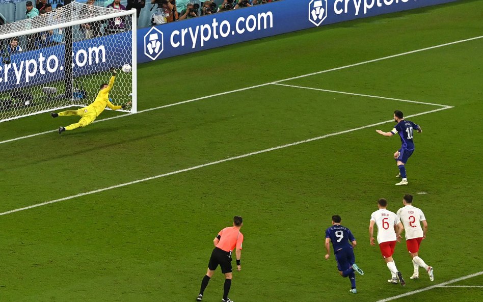 Szczęsny broni rzut karny wykonywany przez Lionela Messiego