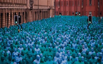 5. Uczestnicy instalacji Spencera Tunicka pomalowani w odcieniu „morskim”