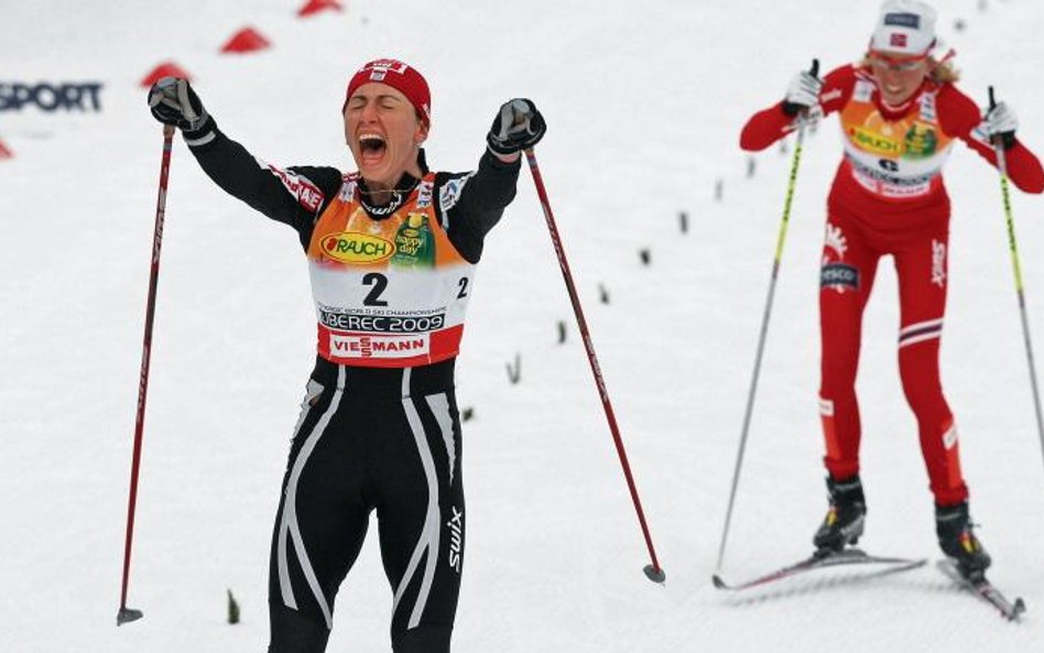 Justyna Kowalczyk na mecie, za nią Norweżka Kristin Steira