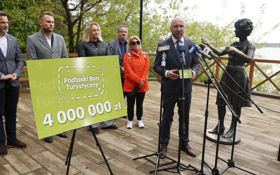 Podczas konferencji prasowej w Augustowie marszałek województwa podlaskiego Łukasz Prokorym zapowied