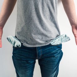 Młodzi Polacy tolerują długi i ucieczkę przed komornikiem