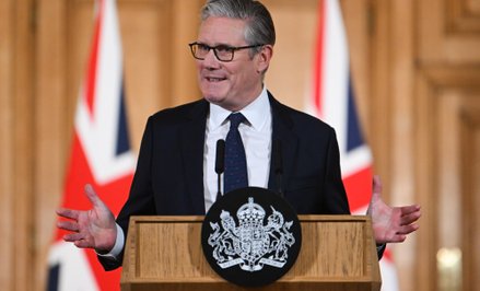 Premier Wielkiej Brytanii Keir Starmer ogłasza zakaz korzystania nastolatków z social mediów