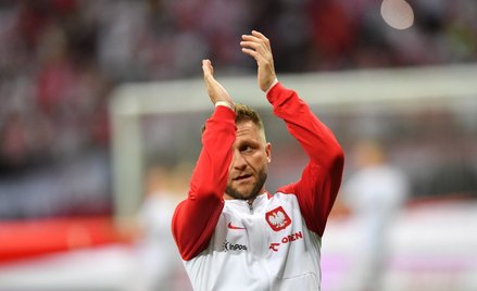 Jakub Błaszczykowski dziękuje kibicom podczas towarzyskiego meczu z Niemcami