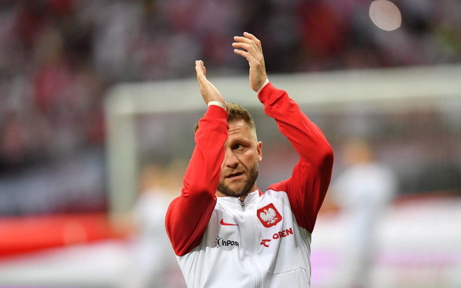 Jakub Błaszczykowski dziękuje kibicom podczas towarzyskiego meczu z Niemcami