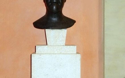 Popiersie Zygmunta Freuda w arkadach