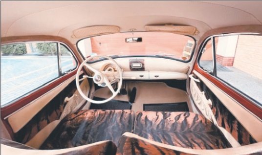 Tapicerki wewnątrz są oryginalne, zostały jedynie odnowione.